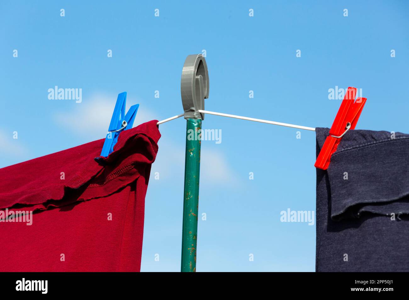 Wäsche trocknet an einer Wäscheleine mit blauem Himmel Stockfoto
