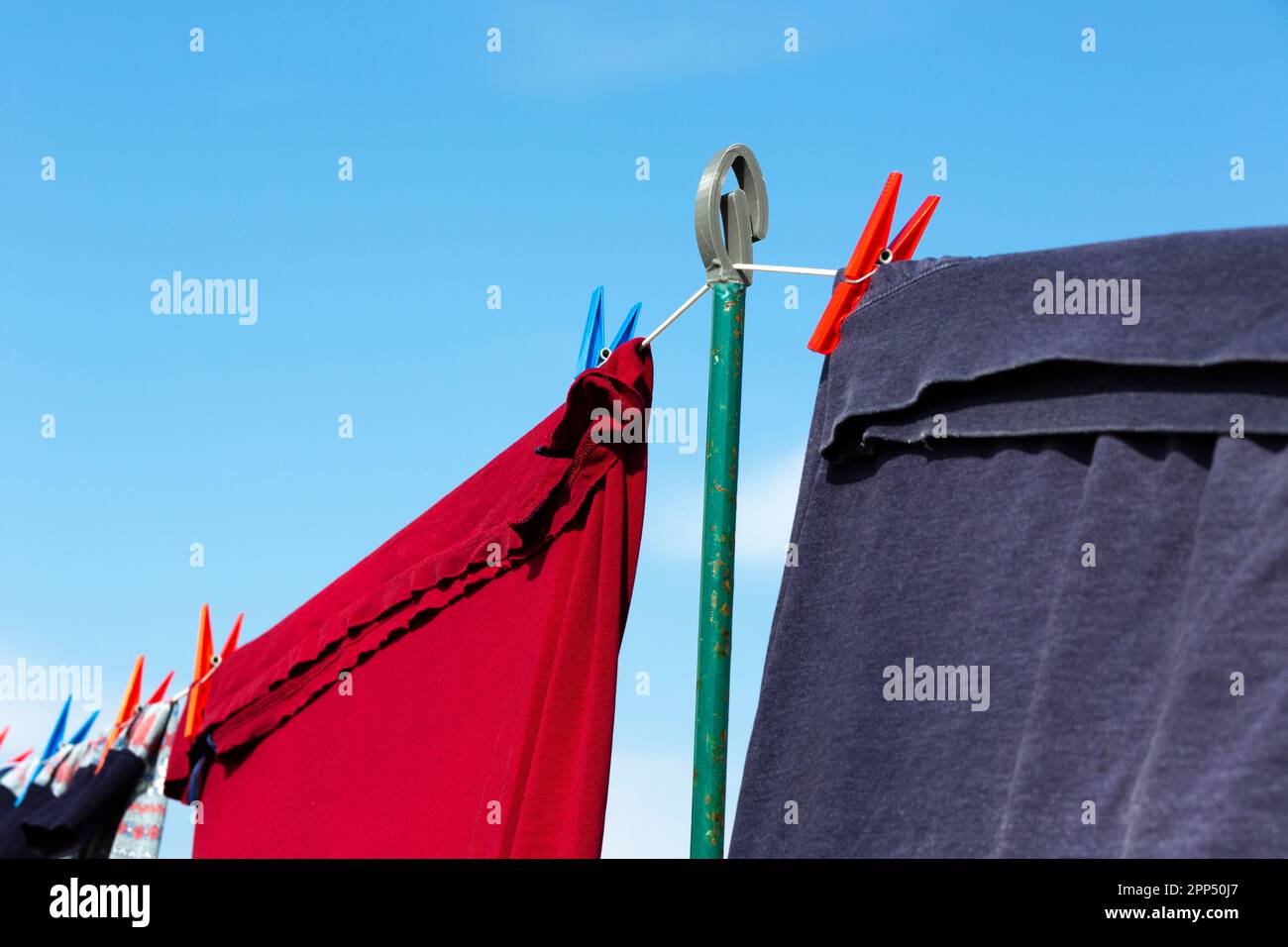 Wäsche trocknet an einer Wäscheleine mit blauem Himmel Stockfoto