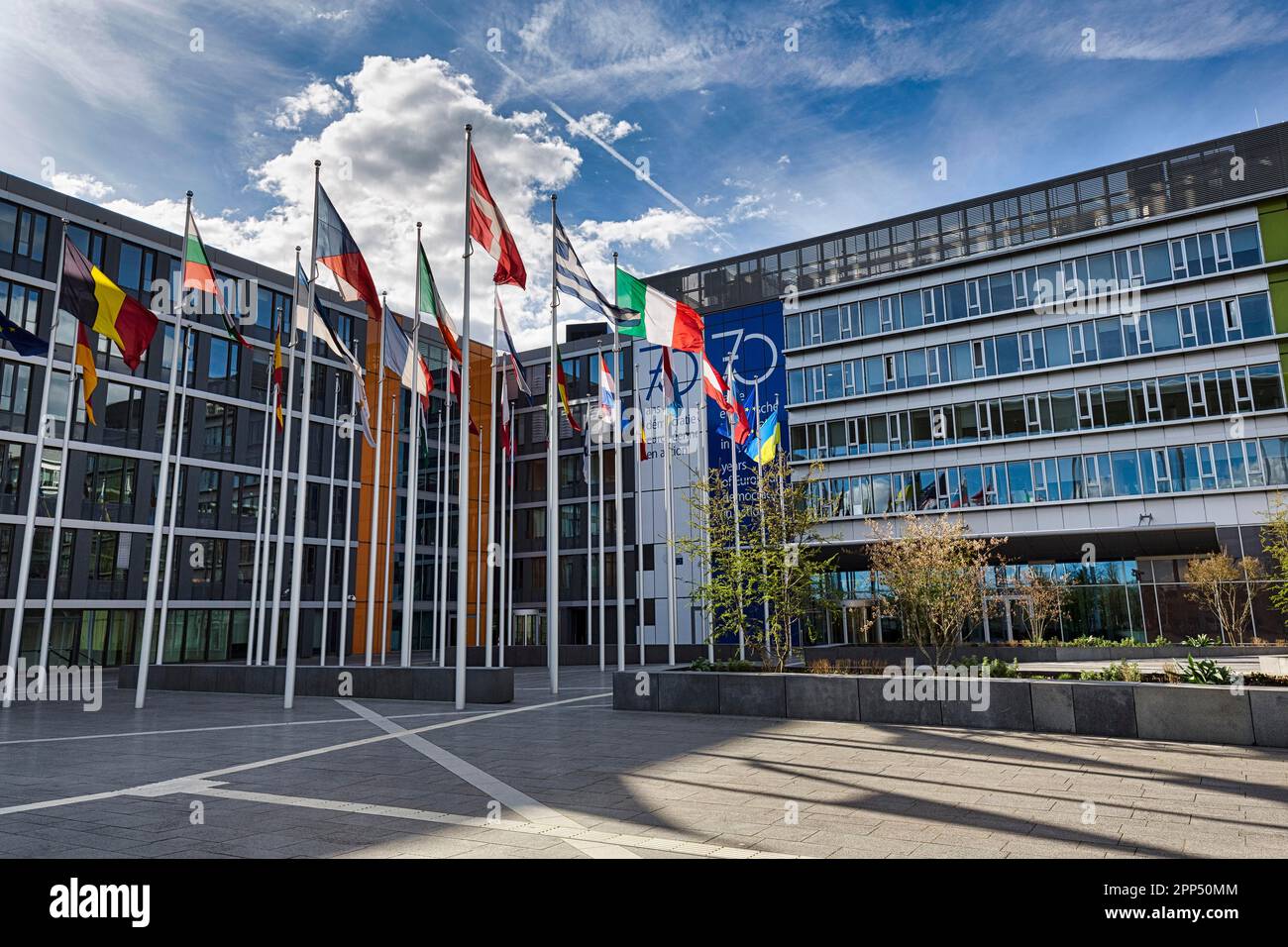 Europäisches Parlament, EU-Parlament, Flaggen der europäischen Länder und der Ukraine, Konrad Adenauer-Komplex, Sonnenbalken, Europäisches Viertel Kirchberg-Plateau Stockfoto