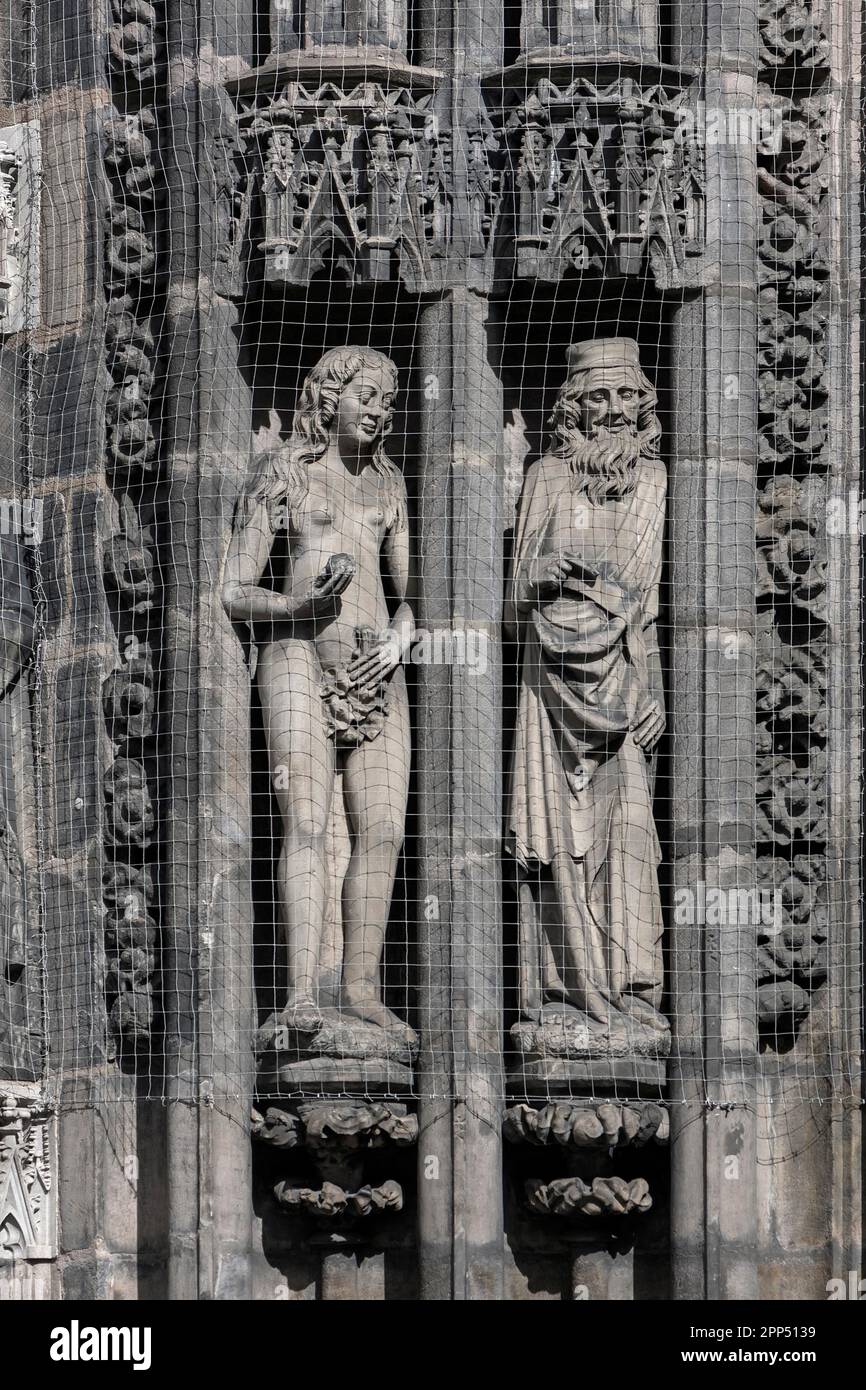 Skulpturen von Eva und ein Prophet am Westportal der Lorenzkirche, Nürnberg, Mittelfrankreich, Bayern Stockfoto