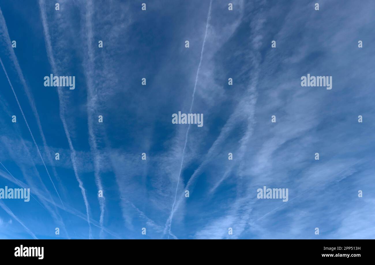 Trödel am blauen Himmel, Bayern, Deutschland Stockfoto