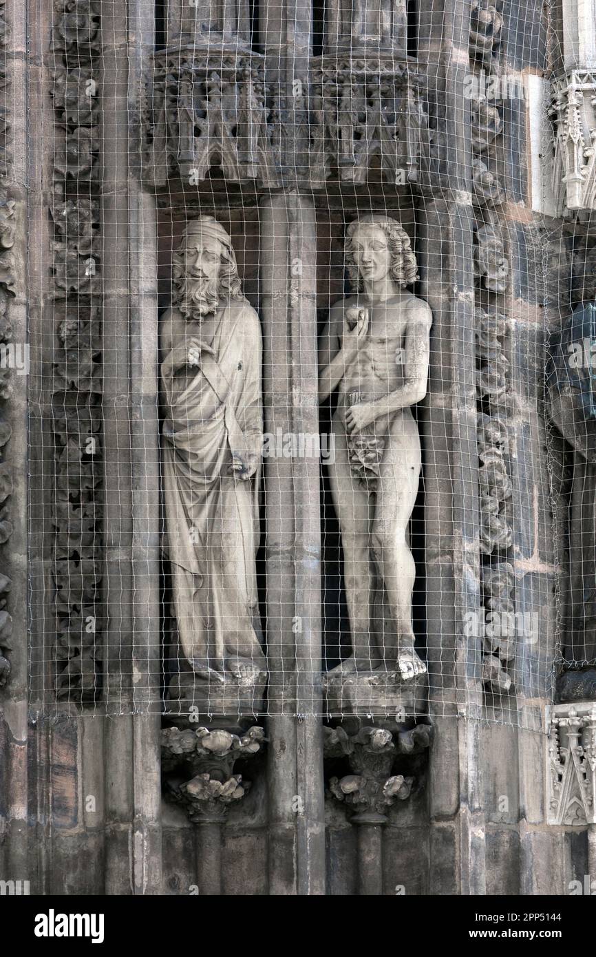 Skulpturen Adam und Prophet am Westportal der Lorenzkirche, Nürnberg, Mittelfrankreich, Bayern Stockfoto