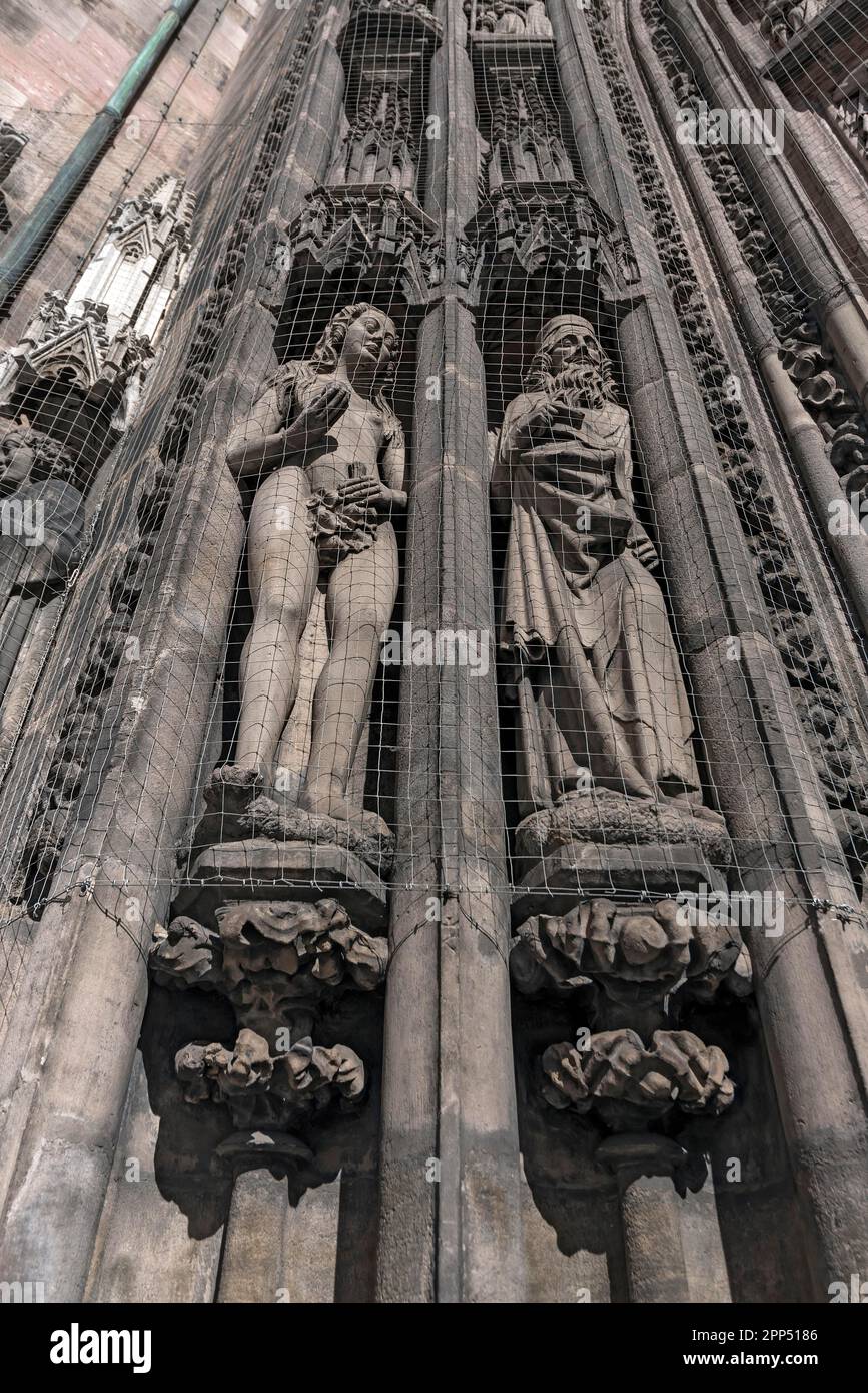 Skulpturen von Eva und ein Prophet auf dem Hauptportal der Lorenzkirche, Nürnberg, Mittelfrankreich, Bayern Stockfoto