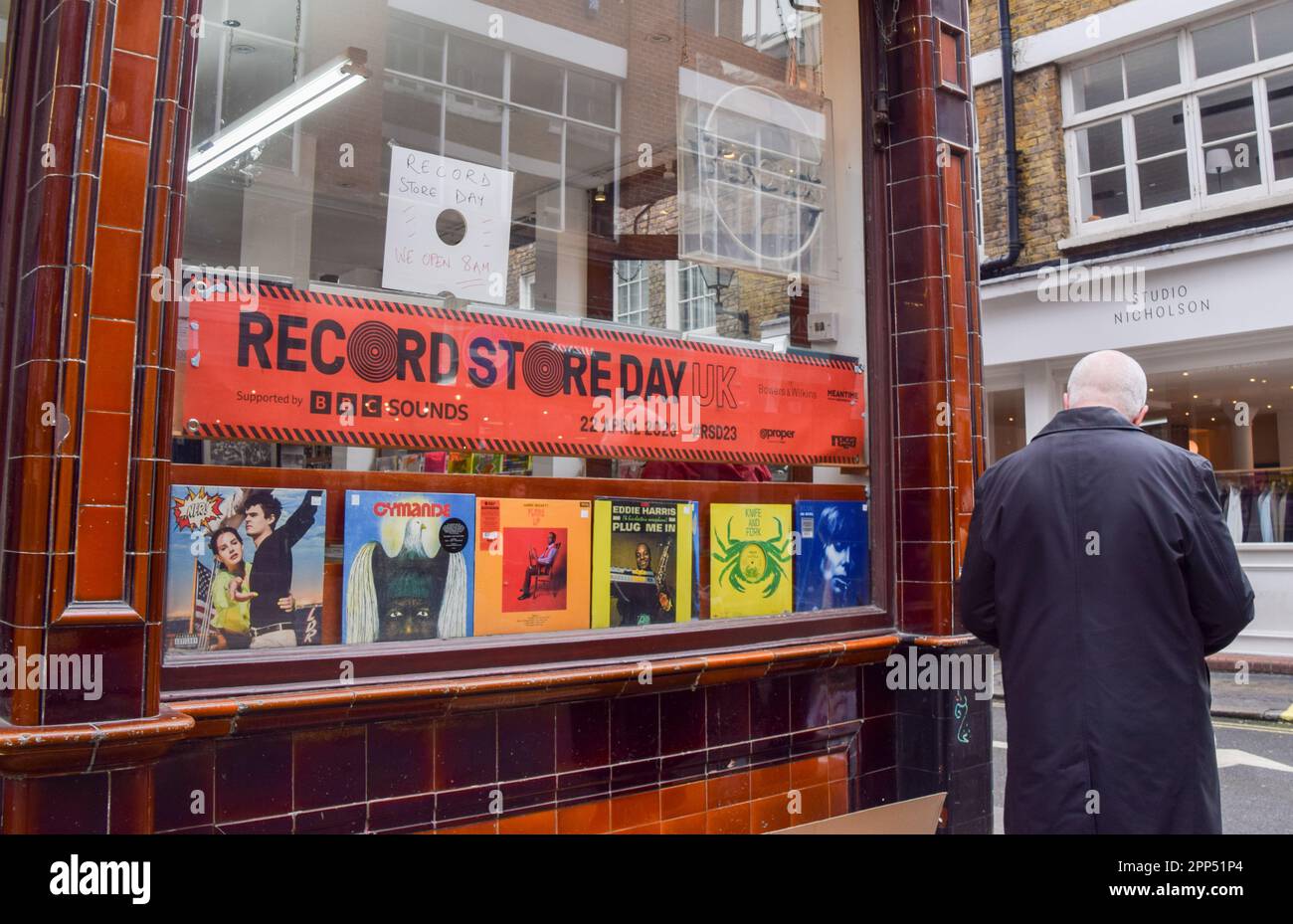 London, Großbritannien. 22. April 2023 Ein Schild bei Sounds of the Universe in Soho am Record Store Day. RSD ist ein jährliches Event, das unabhängige Plattenläden unterstützt. Band und Künstler veröffentlichen an diesem Tag limitierte Auflagen exklusiv für den Verkauf in Plattenläden, und Fans stehen früh am Morgen in der Schlange, um sie zu schnappen. Kredit: Vuk Valcic/Alamy Live News Stockfoto