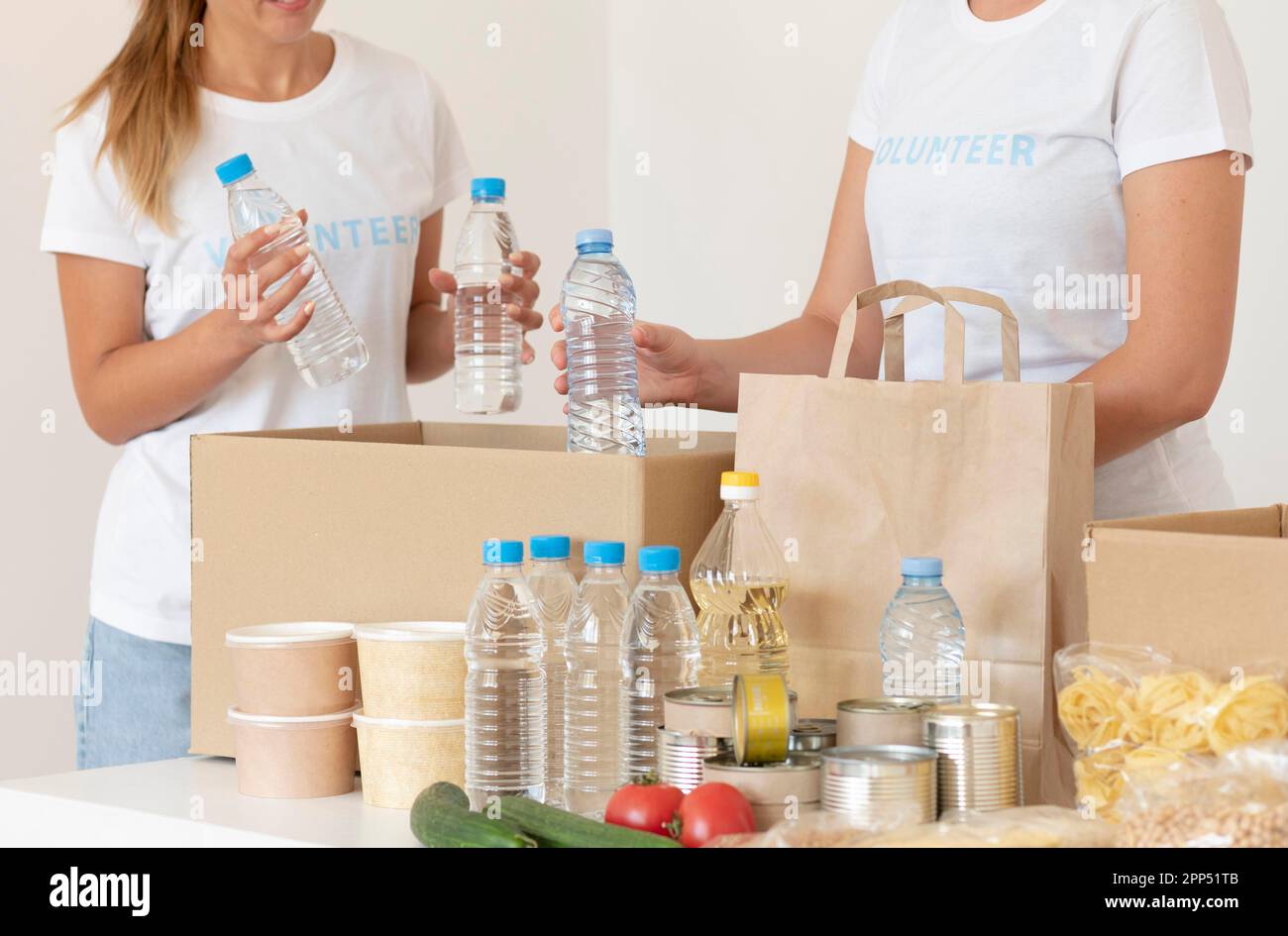 Freiwillige setzen Wasser Spende Tasche Stockfoto