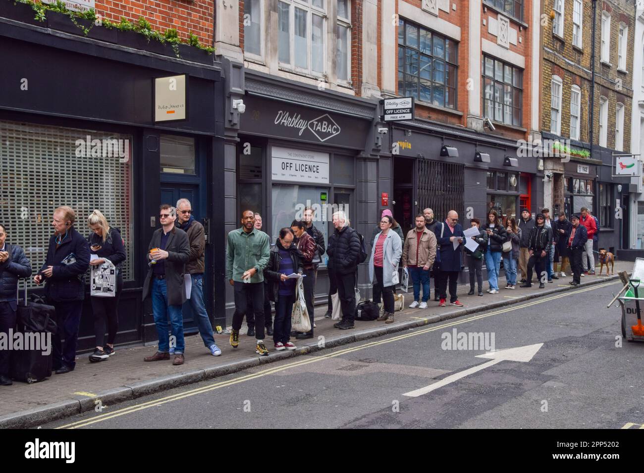 London, Großbritannien. 22. April 2023 Lange Schlange vor Schwester Ray in Soho am Tag des Rekordladens. RSD ist ein jährliches Event, das unabhängige Plattenläden unterstützt. Band und Künstler veröffentlichen an diesem Tag limitierte Auflagen exklusiv für den Verkauf in Plattenläden, und Fans stehen früh am Morgen in der Schlange, um sie zu schnappen. Kredit: Vuk Valcic/Alamy Live News Stockfoto