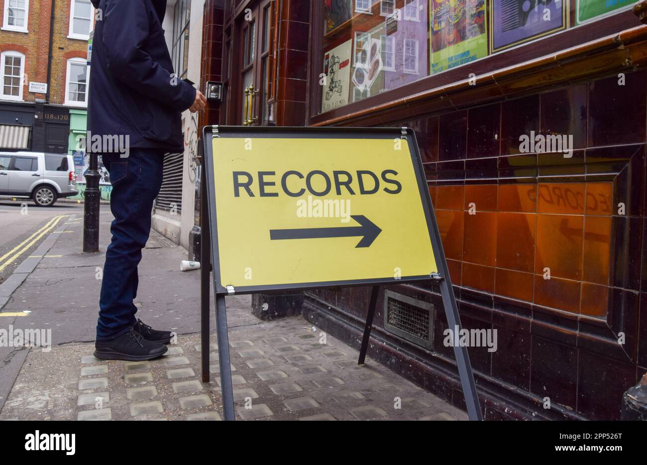 London, Großbritannien. 22. April 2023 Ein Schild bei Sounds of the Universe in Soho am Record Store Day. RSD ist ein jährliches Event, das unabhängige Plattenläden unterstützt. Band und Künstler veröffentlichen an diesem Tag limitierte Auflagen exklusiv für den Verkauf in Plattenläden, und Fans stehen früh am Morgen in der Schlange, um sie zu schnappen. Kredit: Vuk Valcic/Alamy Live News Stockfoto