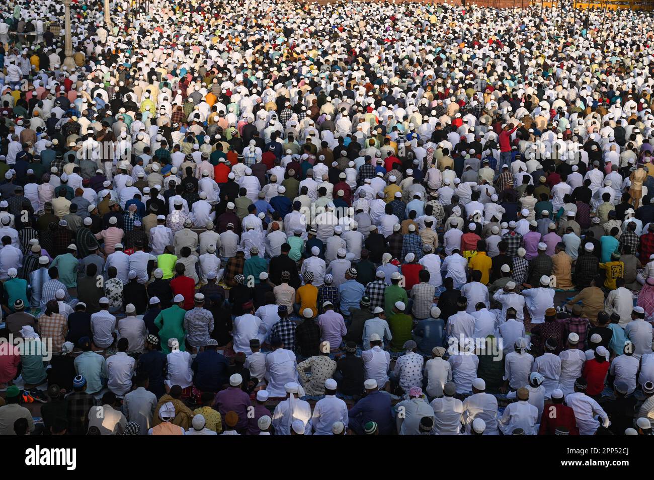 New Delhi, Delhi, Indien. 22. April 2023. Moslems bieten Eid al-Fitr Gebete zum Ende des heiligen Fastenmonats des Ramadan in Jama Masjid, in den alten Vierteln von Neu-Delhi, Indien, am 22. April 2023. (Kreditbild: © Kabir Jhangiani/ZUMA Press Wire) NUR REDAKTIONELLE VERWENDUNG! Nicht für den kommerziellen GEBRAUCH! Kredit: ZUMA Press, Inc./Alamy Live News Stockfoto