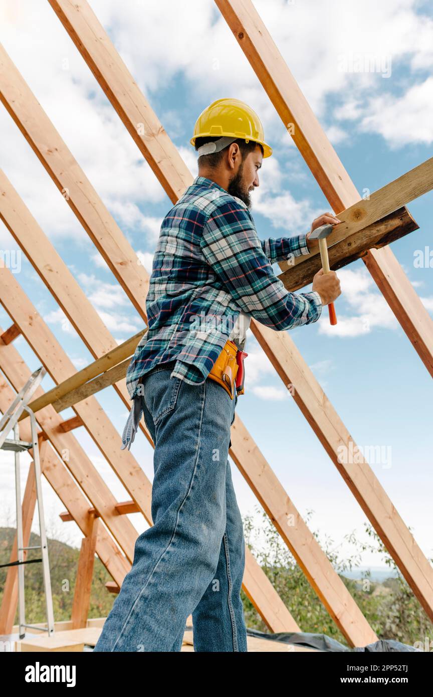 Bauarbeiter mit Harthut Gebäude Dachhaus Stockfoto