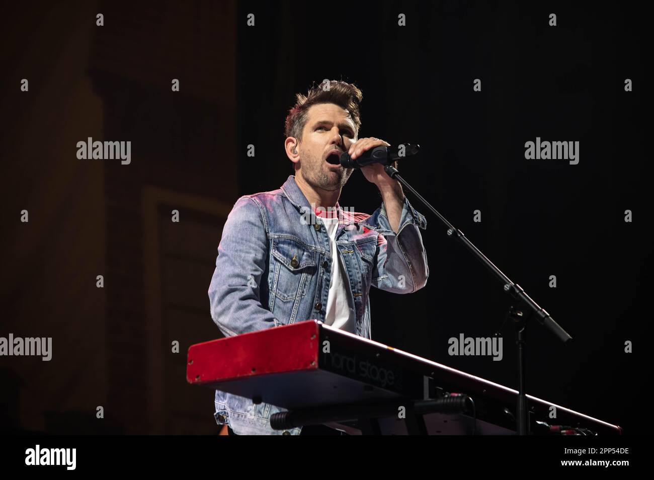 Glasgow, Großbritannien. 21. April 2023. Roy Stride of Scouting for Girls tritt im OVO Hydro in Glasgow auf seiner „Hour Me“-Tour 2023 am 21. April auf: Glasgow Green at Winter Time/Alamy Live News Stockfoto