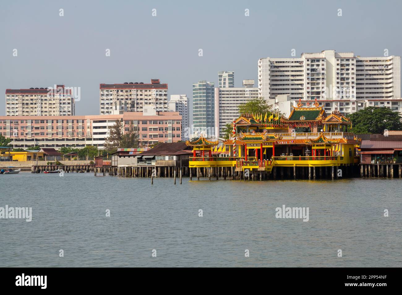 Blick auf den schwimmenden Tempel von Penang, George Town, Penang Island, Malaysia, Südostasien. Stockfoto
