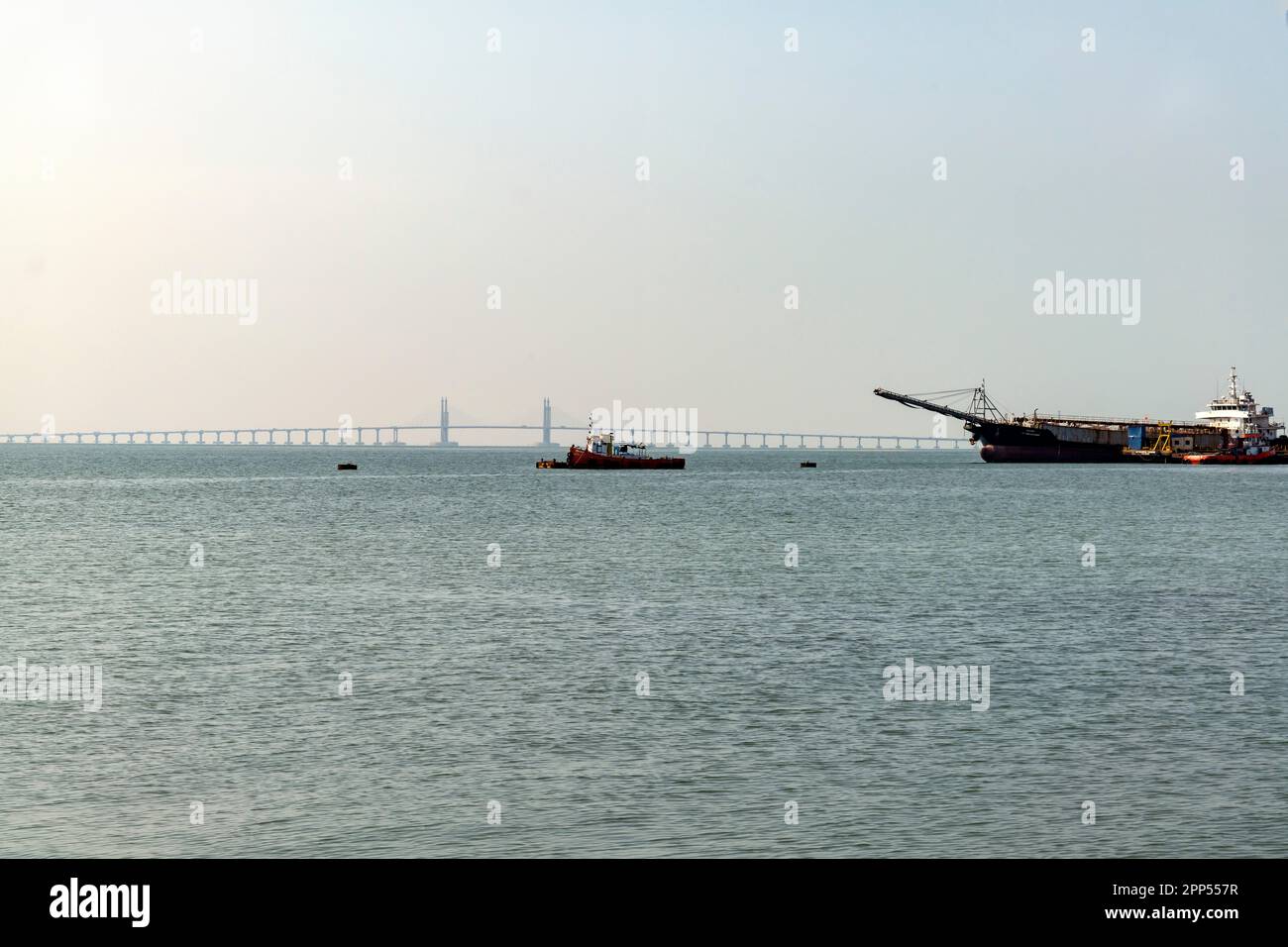 Blick auf die Penang Bridge, die George Town (Penang Island) und Seberang Prai auf dem malaysischen Festland verbindet. Stockfoto