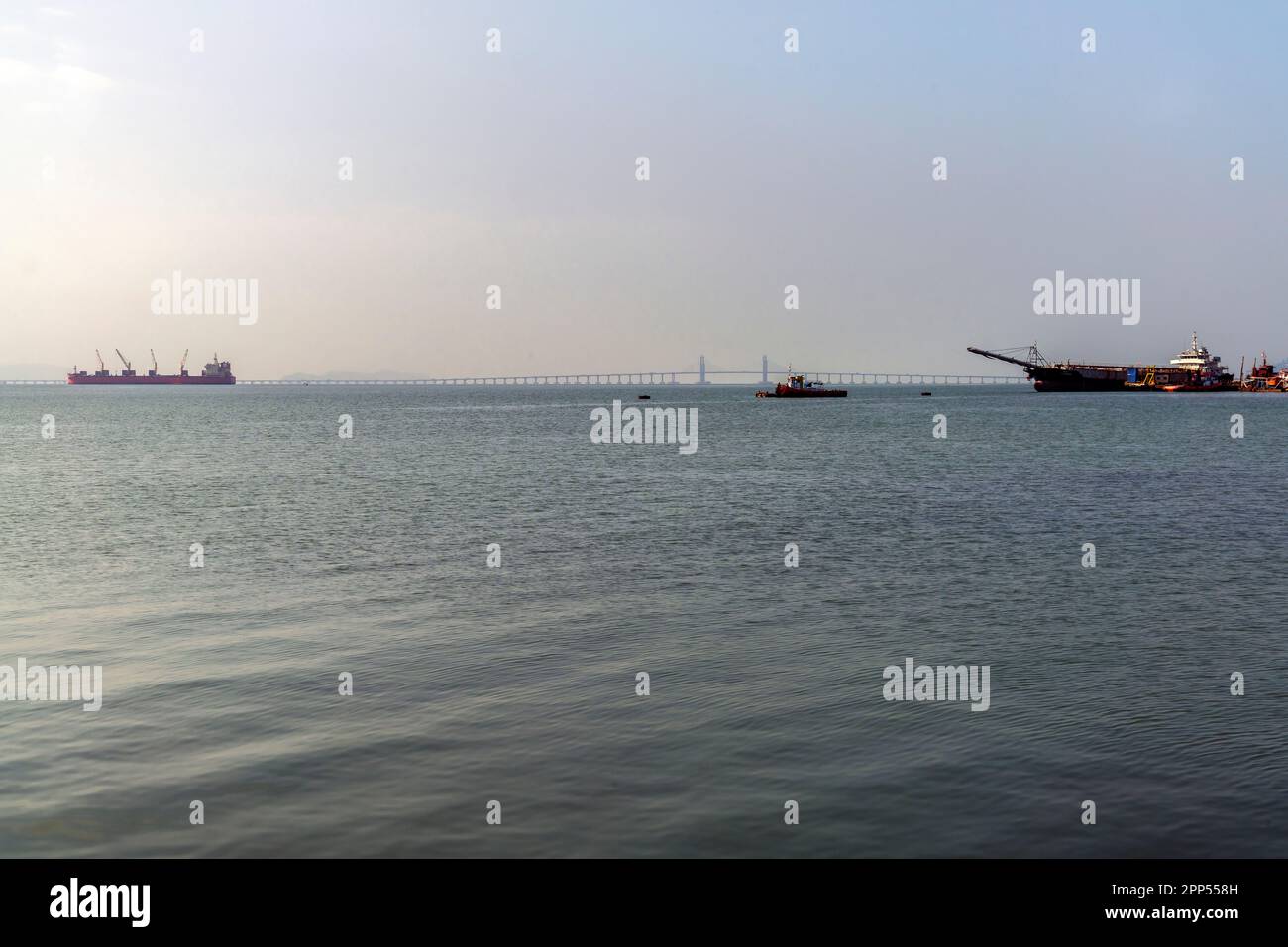 Blick auf die Penang Bridge, die George Town (Penang Island) und Seberang Prai auf dem malaysischen Festland verbindet. Stockfoto