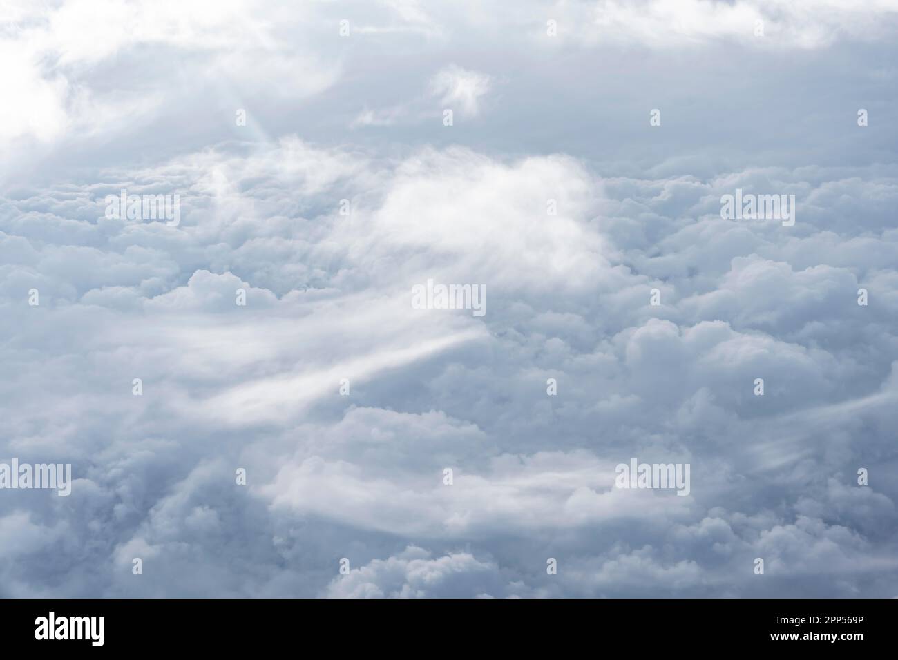 Dichte Wolkendecke, Flugschuss, Wetter Stockfoto