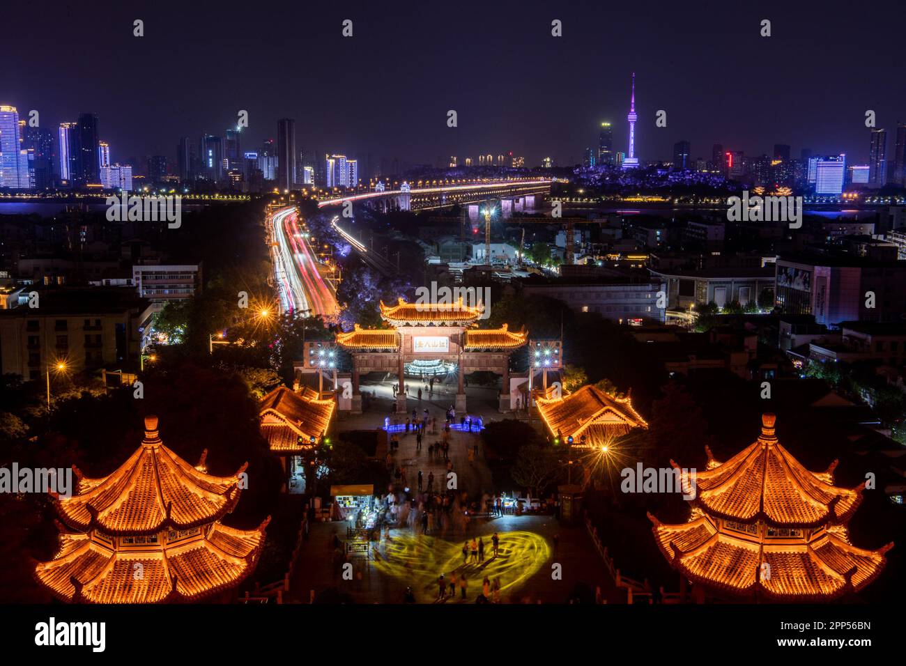 Wuhan, Chinas Provinz Hubei. 21. April 2023. Touristen besuchen den Huanghelou-Park in Wuhan, zentral Chinas Provinz Hubei, 21. April 2023. UM MIT der „Kultur, Tourismus expo startet in Zentral-Chinas Wuhan " zu GEHEN, haben wir einen Kredit: Wu Zhizun/Xinhua/Alamy Live News Stockfoto