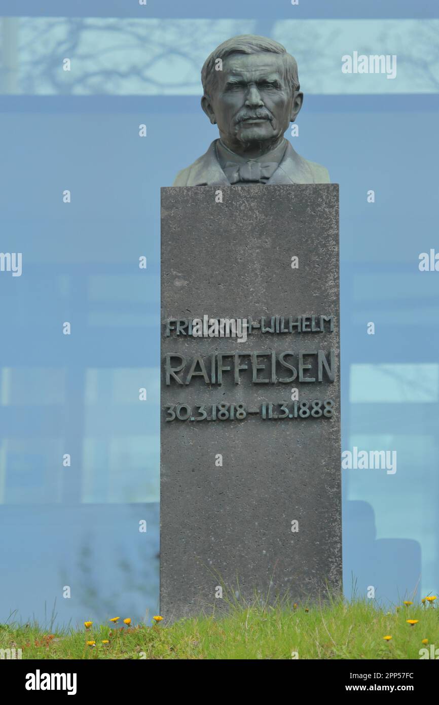 Raiffeisen-Denkmal, Friedrich Wilhelm Raiffeisen, Denkmal, Büste, Inschrift, Gründer, Genossenschaftsbank, Banken, Rathaus, Altenkirchen Stockfoto