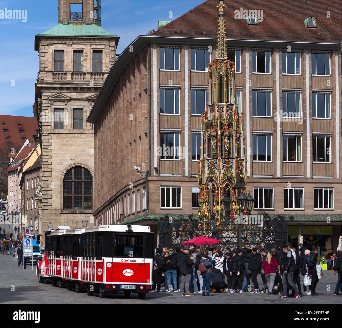 CityTrain mit Touristengruppe vor Schoenen Brunnen, Hauptmarkt, Nürnberg, Mittelfrankreich, Bayern, Deutschland Stockfoto