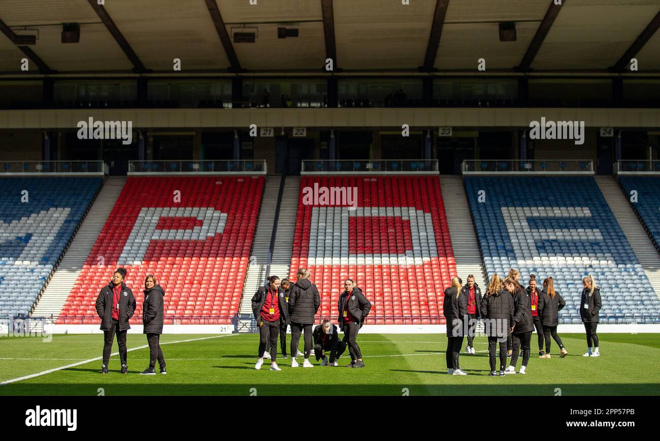 22. April 2023; Hampden Park, Glasgow, Schottland: Womens Scottish Cup Football Semi Final, Rangers WFC versus Motherwell WFC; Motherwell Spieler inspizieren die Spielfläche Stockfoto