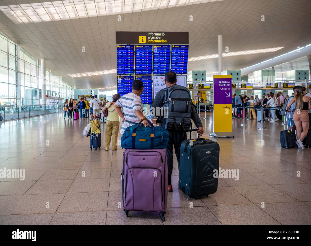Josep Tarradellas Flughafen Barcelona-El Prat, Passagiere beim Check-in mit Gepäck, Informationstafel, Barcelona, Spanien, Europa Stockfoto