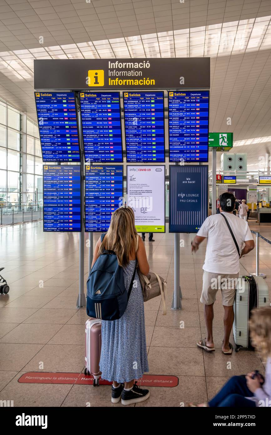 Josep Tarradellas Flughafen Barcelona-El Prat, Passagiere beim Check-in, Informationstafel, Barcelona, Spanien Stockfoto