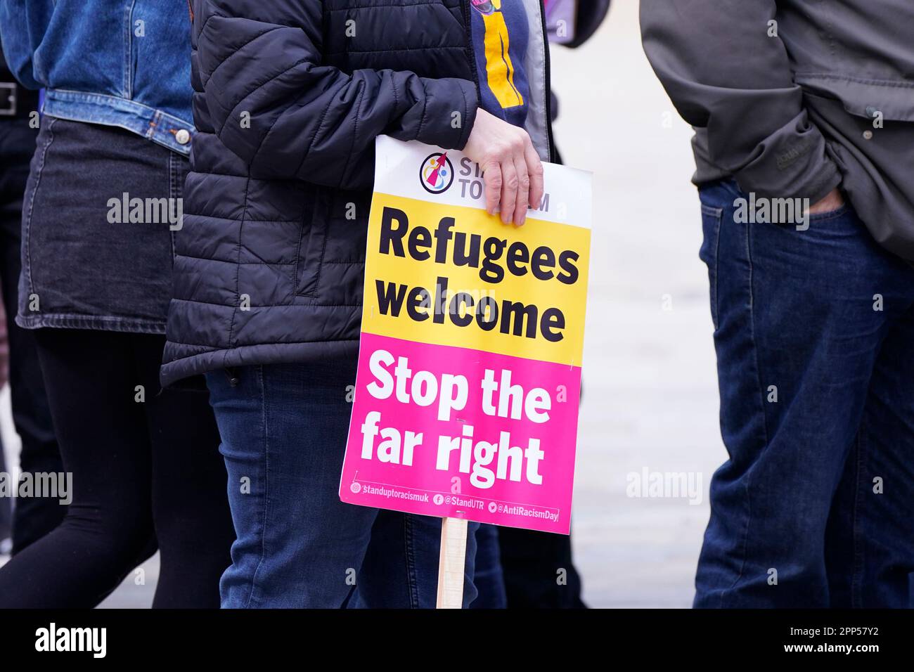 Menschen nehmen an einer Kundgebung im Stadtzentrum von Lincoln Teil, um den Plan der Regierung zu unterstützen, Migranten bei der RAF Scampton in Lincolnshire unterzubringen. Foto: Samstag, 22. April 2023. Stockfoto