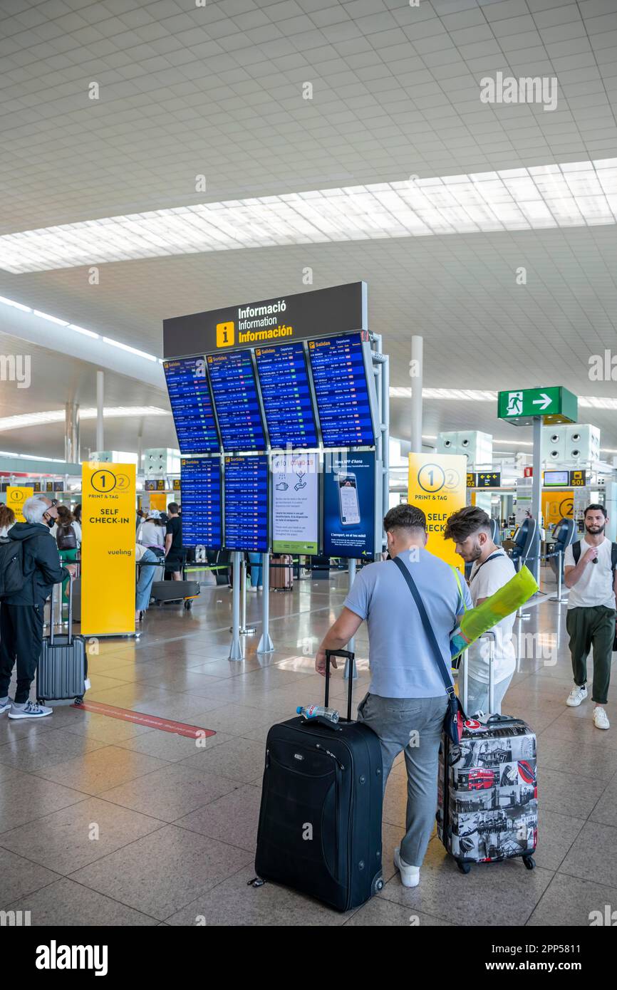 Josep Tarradellas Flughafen Barcelona-El Prat, Passagiere beim Check-in mit Gepäck, Informationstafel, Barcelona, Spanien Stockfoto