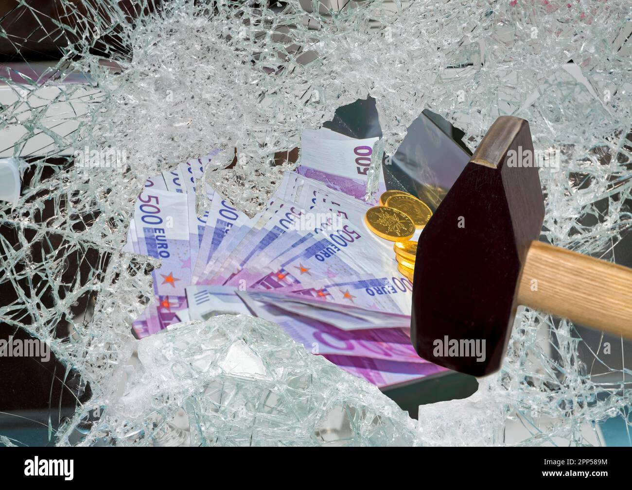 Einbruch Glasbruch Gold Geld Stockfoto