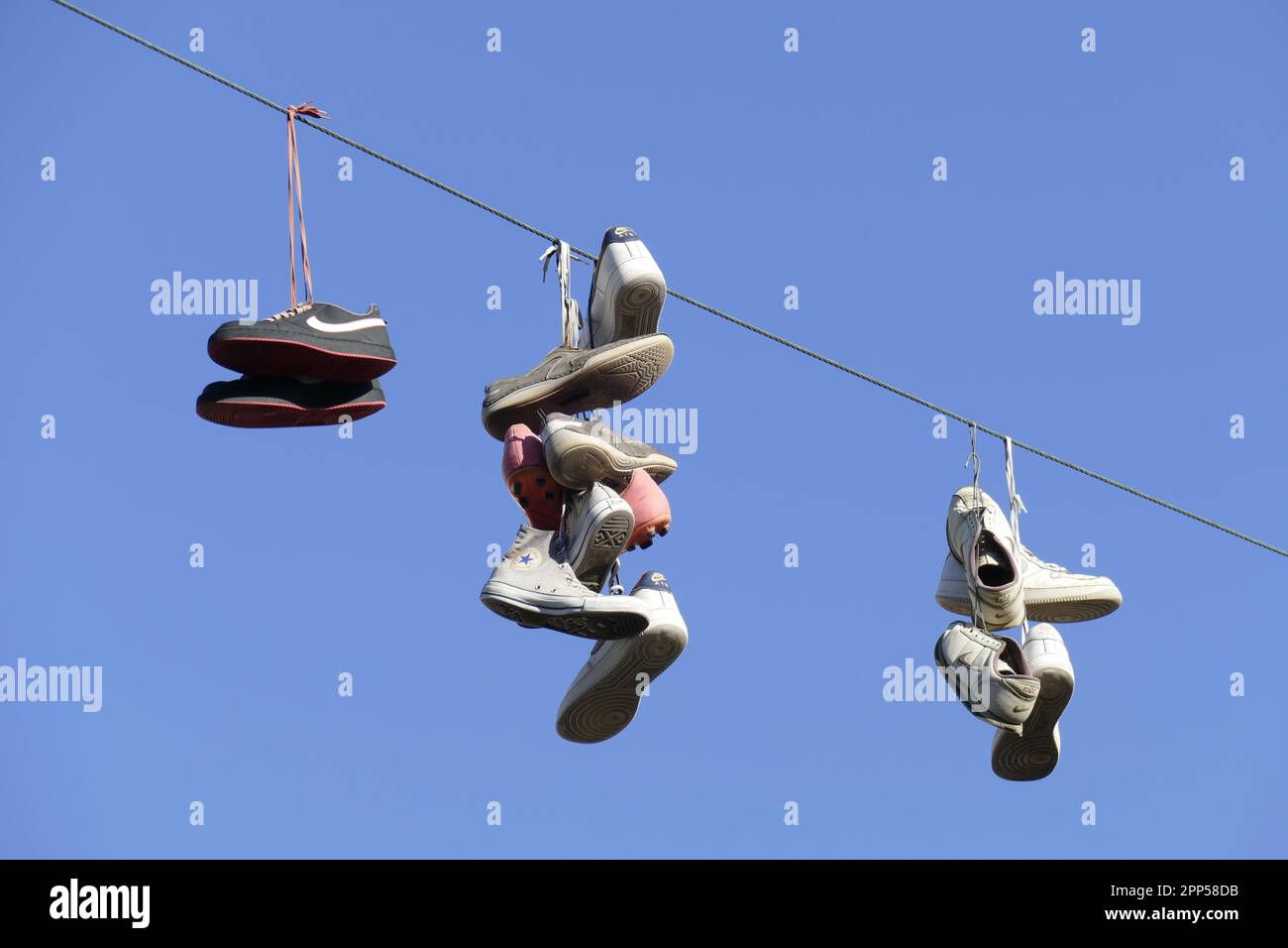 Schuhe an der Leine, Straßenkunst, Bremen, Deutschland Stockfotografie -  Alamy