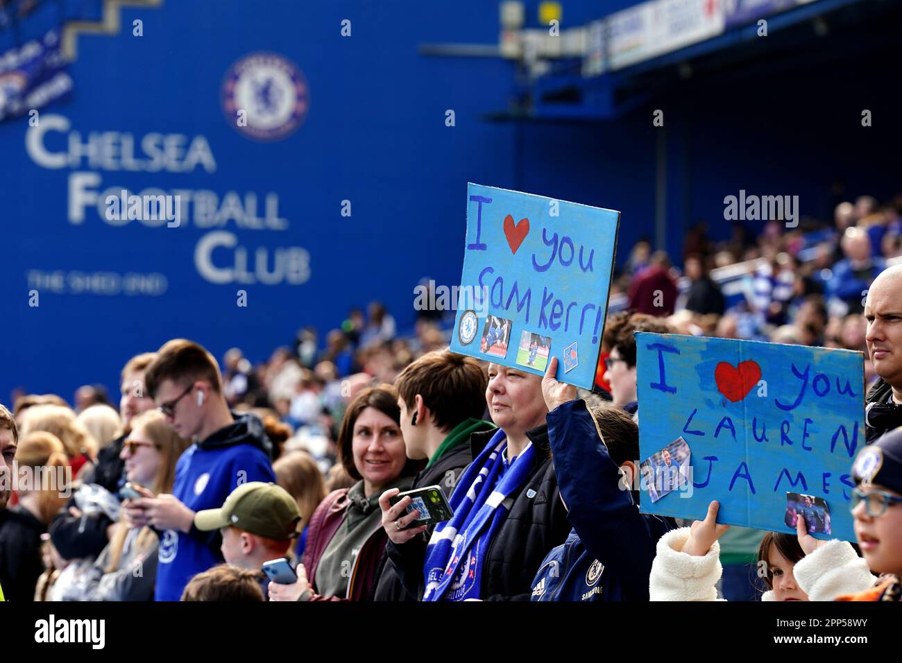 Chelsea-Fans mit Bannern vor dem Halbfinale der UEFA Women's Champions League auf der ersten Etappe auf der Stamford Bridge, London. Foto: Samstag, 22. April 2023. Stockfoto