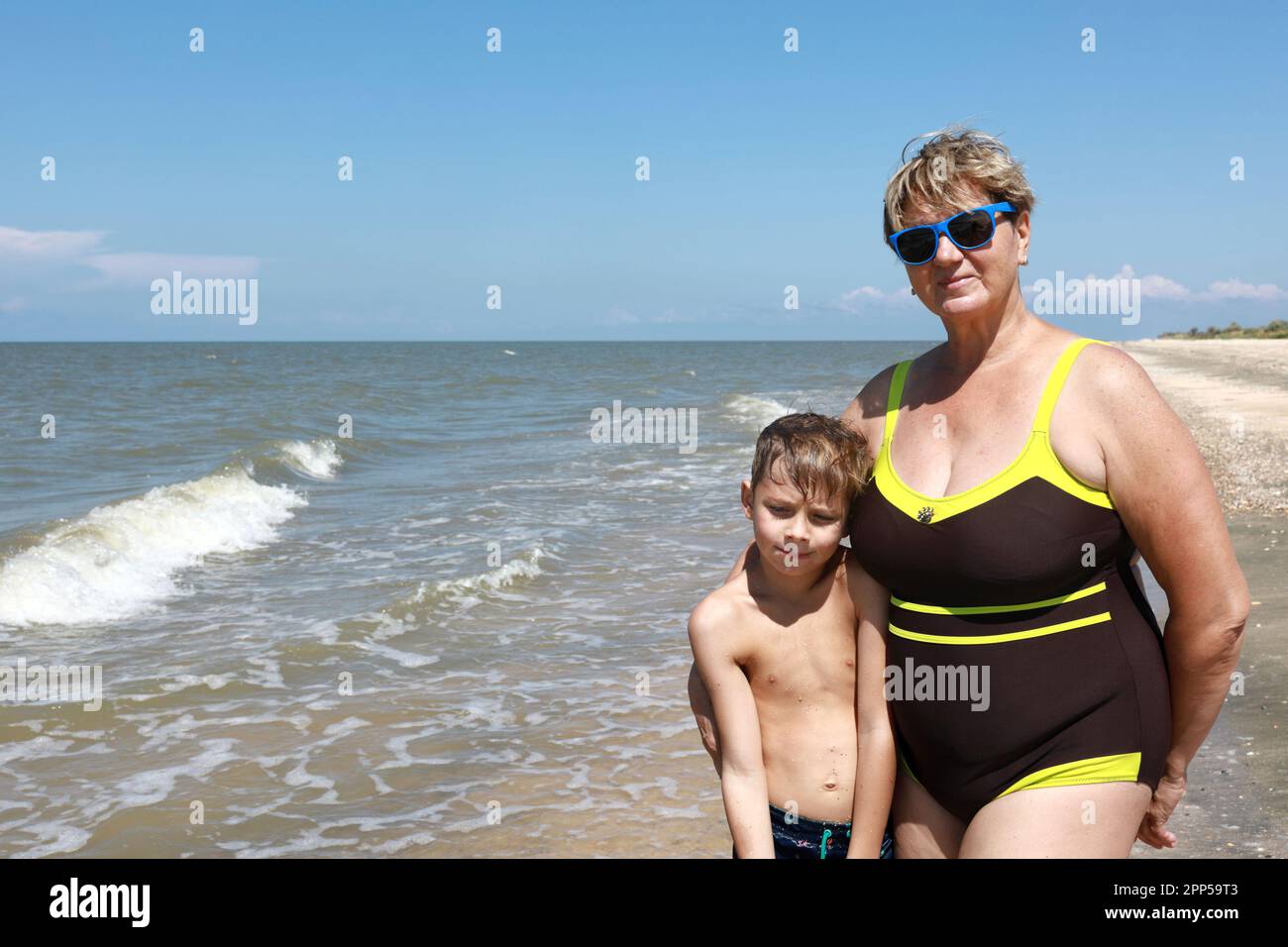 Großmutter mit Enkel am Strand von Asov, Primorsko-Akhtarsk Stockfoto