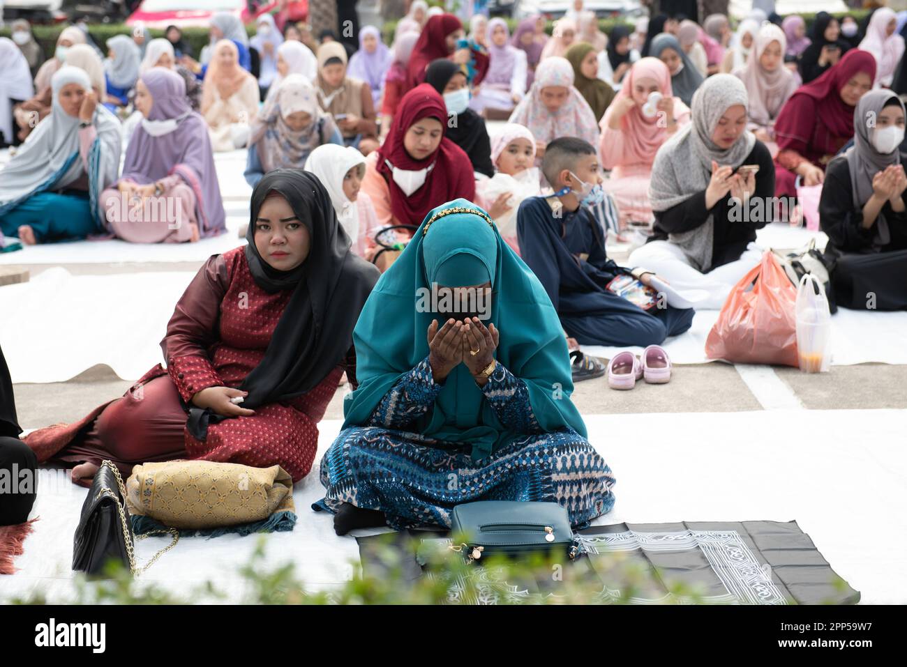 Bangkok, Thailand. 22. April 2023. Muslimische Gläubige versammeln sich, führen Eid al-Fitr (01 Shawwal 1444) Morgengebete in der Stiftung des Islamischen Zentrums von Thailand, der größten Moschee in Bangkok, auf. Eid al-Fitr ist der wichtigste im Islam. Es wird gefeiert, als die Moslems im Monat Ramadan einen ganzen Monat fasten. (Kreditbild: © Teera Noisakran/Pacific Press via ZUMA Press Wire) NUR REDAKTIONELLE VERWENDUNG! Nicht für den kommerziellen GEBRAUCH! Stockfoto