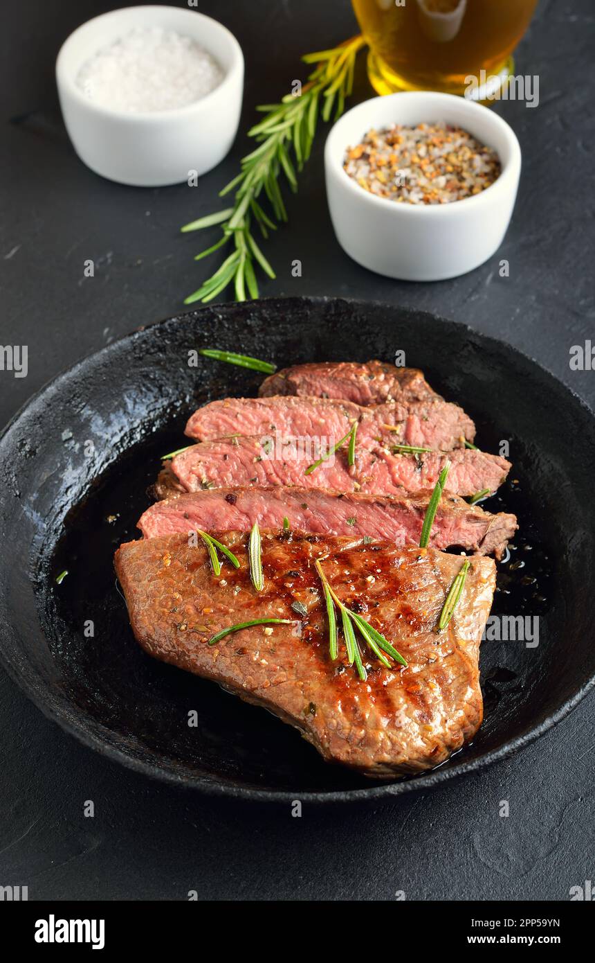 Steak Medium seltenes Rindfleisch auf dem Teller, Nahaufnahme Stockfoto