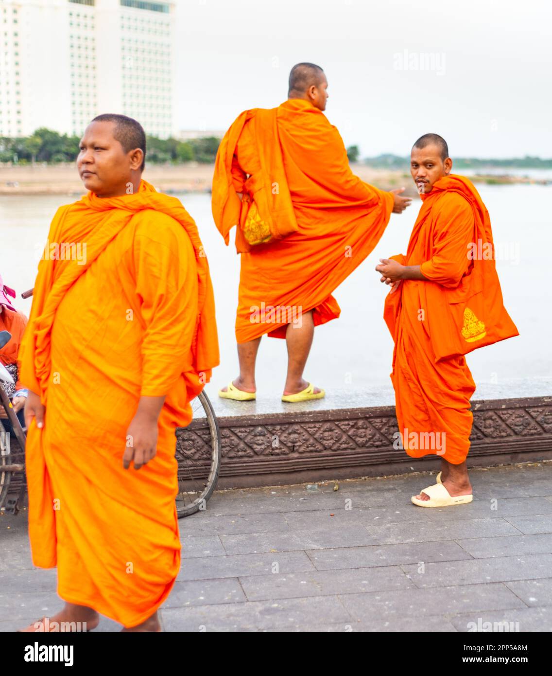 Phnom Penh, Kambodscha-Januar 4. 2023: Mönche jeden Alters aus den nahegelegenen Tempeln mischen sich unter die Bevölkerung der Hauptstadt, die hierher kommen Stockfoto
