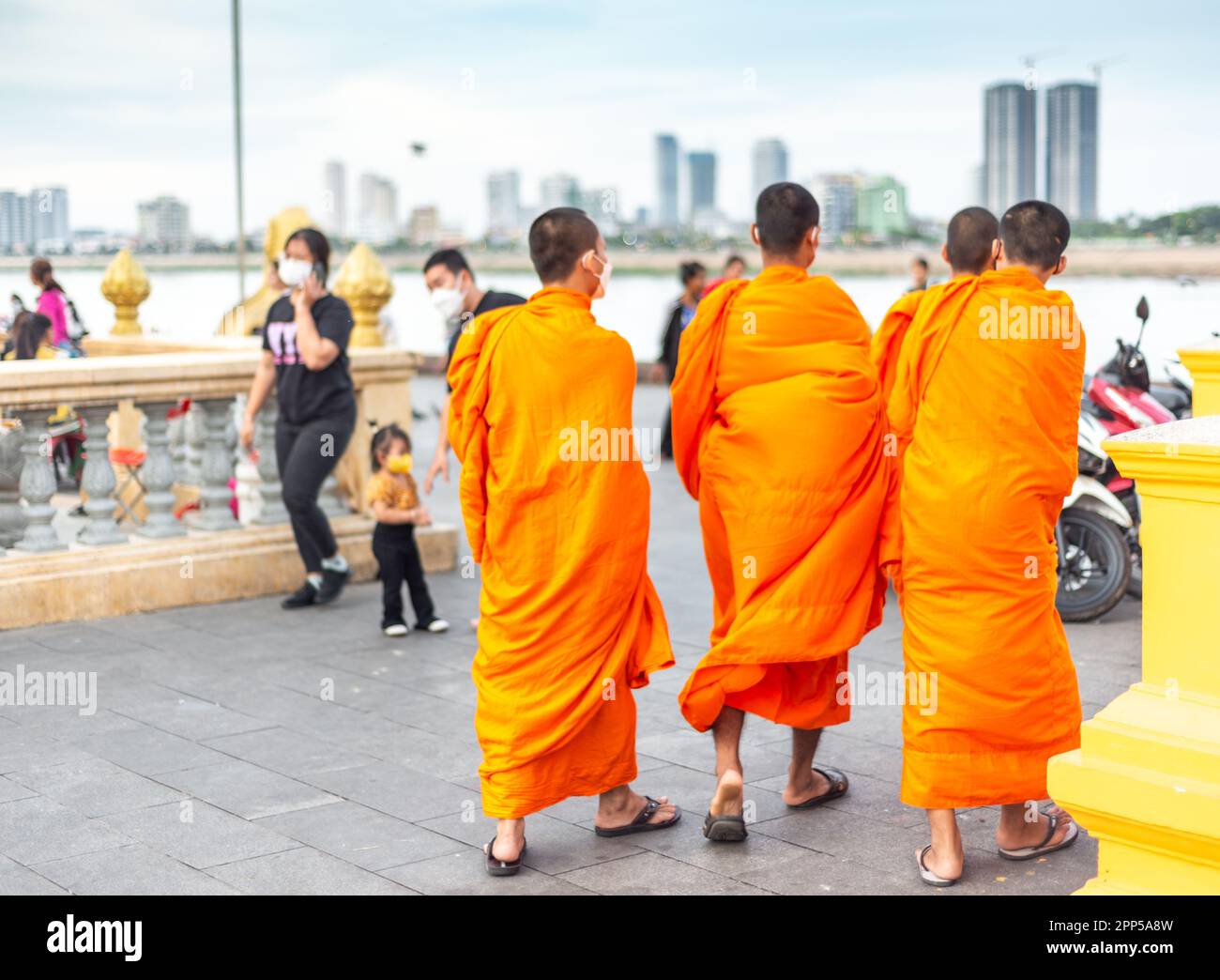 Phnom Penh, Kambodscha-Januar 4. 2023: Mönche jeden Alters aus den nahegelegenen Tempeln mischen sich unter die Bevölkerung der Hauptstadt, die hierher kommen Stockfoto