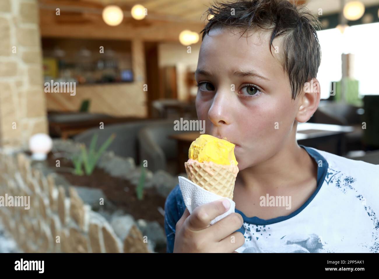 Porträt eines Jungen, der im Freien Eiscreme isst Stockfoto