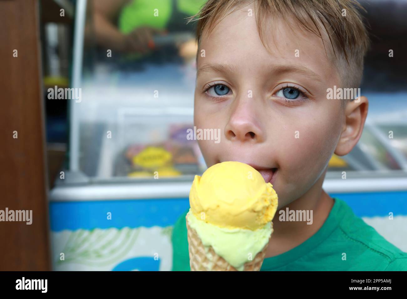 Porträt eines Kindes, das im Freien Eis isst Stockfoto