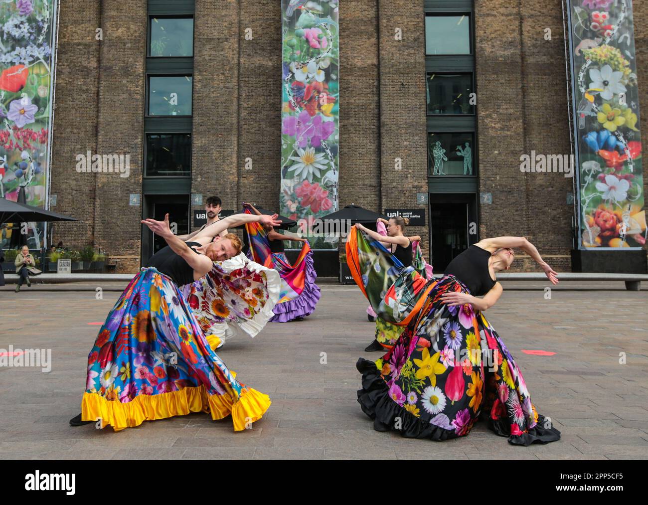 London, Großbritannien. 22. April 2022. Tänzer Proben für ein spezielles Tanzritual, kreiert von der Künstlerin Lucy Orta, die am Samstag, den 22. April, das vollgepackte Programm zum Earth Day des Anwesens leitet. Die dramatischen Röcke spiegeln die Motive der Fabulae Naturae wider, drei 60 Meter lange Vorhänge schmücken das Granary Building. Paul Quezada-Neiman/Alamy Live News Kredit: Paul Quezada-Neiman/Alamy Live News Stockfoto