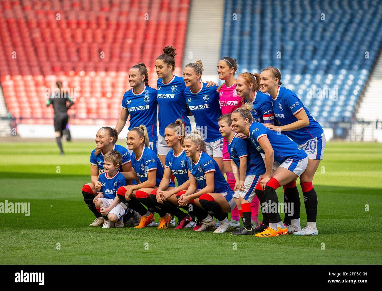 22. April 2023; Hampden Park, Glasgow, Schottland: Womens Scottish Cup Football Semi Final, Rangers WFC versus Motherwell WFC; Rangers Spieler stellen sich auf Stockfoto
