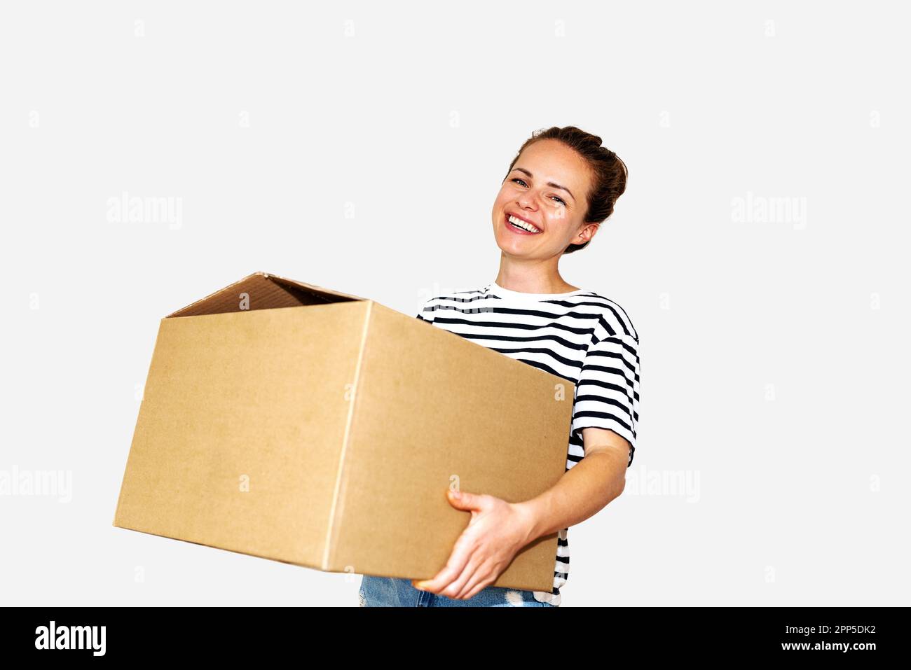 Eine isolierte Frau, die eine große Pappschachtel in der Hand hält, auf weißem Hintergrund, Umzugskonzept. Stockfoto