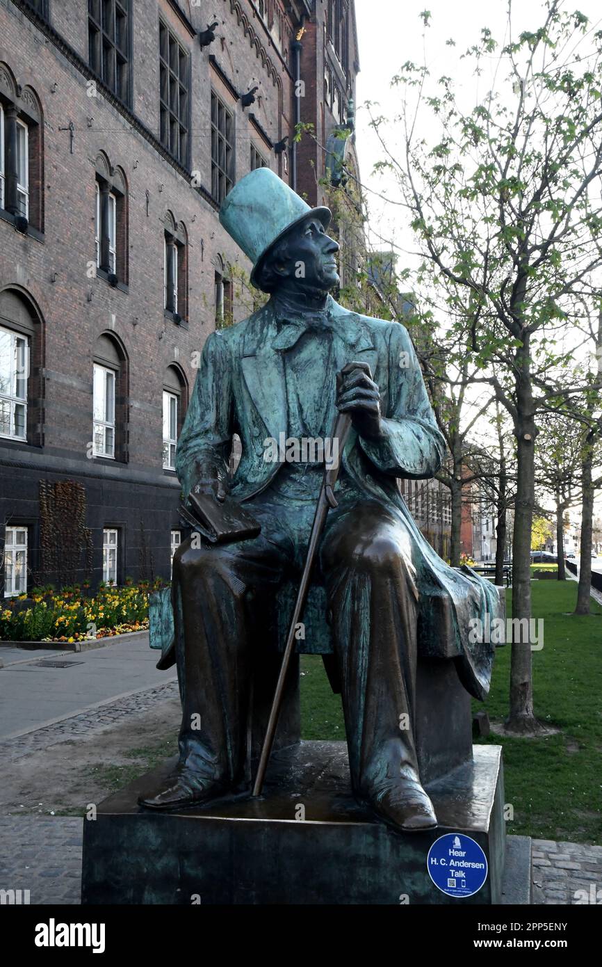 Kopenhagen /Dänemark/22. April 2023/Statue der berühmte dänische Schriftsteller hans christians