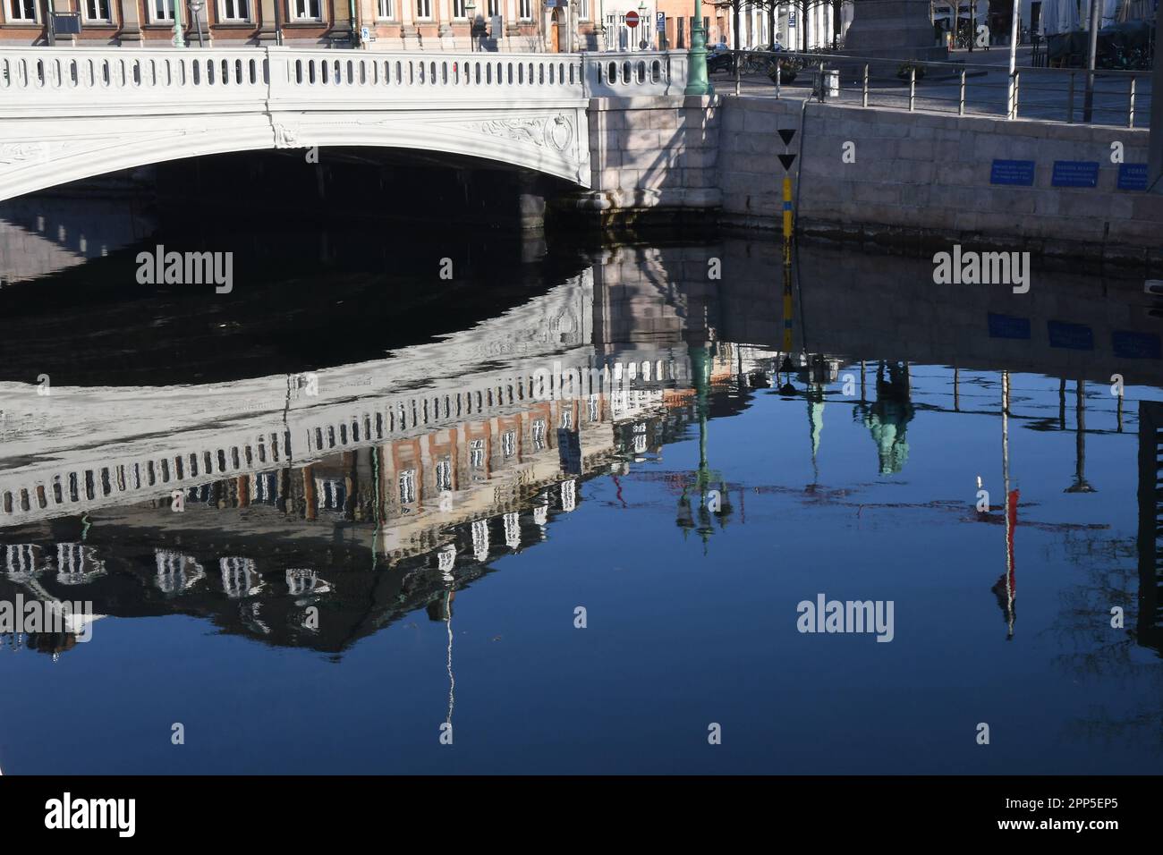 Kopenhagen /Dänemark/22. April 2023/ Hojbro Bridge mit anderen Worten: Hojbro Bridge Link over Canal Hojbro plads to Christiansborg Slots plads in danish Capital. (Foto: Francis Joseph Dean/Dean Pictures) Stockfoto