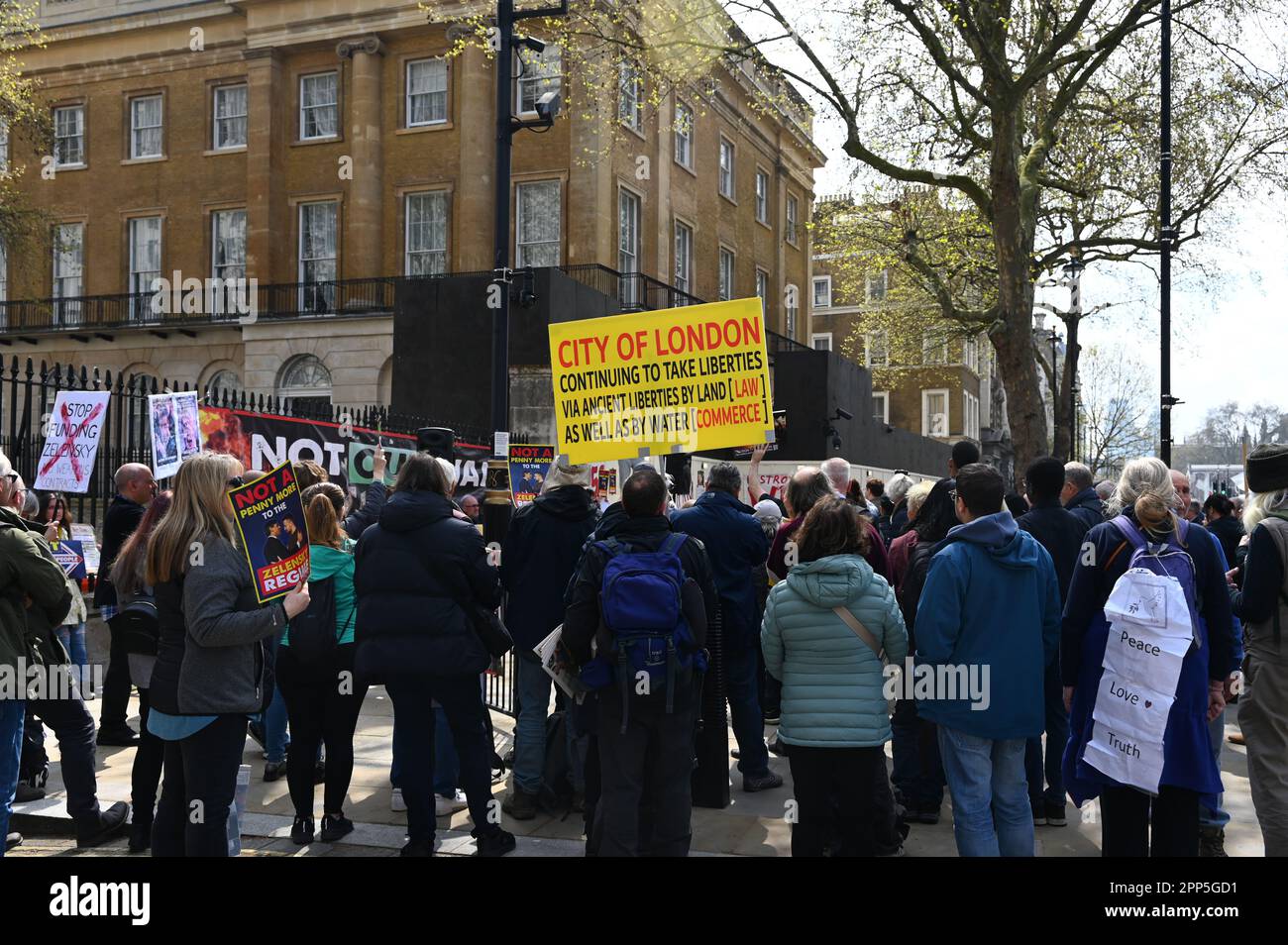 Downing Street, London, Großbritannien. 22. April 2023. Der britische Protest gegen die Finanzierung des Zelensky-Regimes durch die britische Regierung ist nicht unser Kampf gegen die Verwendung von Steuergeldern. "Keinen Penny mehr". Werden arme Briten sich entscheiden müssen, zu verhungern oder für Benzin und Miete zu zahlen? Und zehntausend Kinder in Großbritannien gehen hungrig zur Schule. DIE US-geführte NATO treibt die Kriegsprotestoren an und fordern, dass die britische Regierung aus der NATO aussteigt. Kredit: Siehe Li/Picture Capital/Alamy Live News Stockfoto