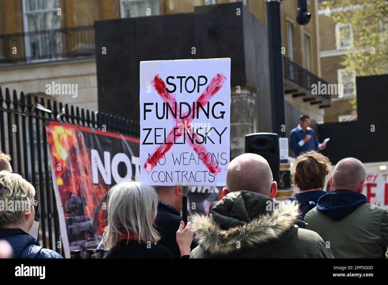 Downing Street, London, Großbritannien. 22. April 2023. Der britische Protest gegen die Finanzierung des Zelensky-Regimes durch die britische Regierung ist nicht unser Kampf gegen die Verwendung von Steuergeldern. "Keinen Penny mehr". Werden arme Briten sich entscheiden müssen, zu verhungern oder für Benzin und Miete zu zahlen? Und zehntausend Kinder in Großbritannien gehen hungrig zur Schule. DIE US-geführte NATO treibt die Kriegsprotestoren an und fordern, dass die britische Regierung aus der NATO aussteigt. Kredit: Siehe Li/Picture Capital/Alamy Live News Stockfoto