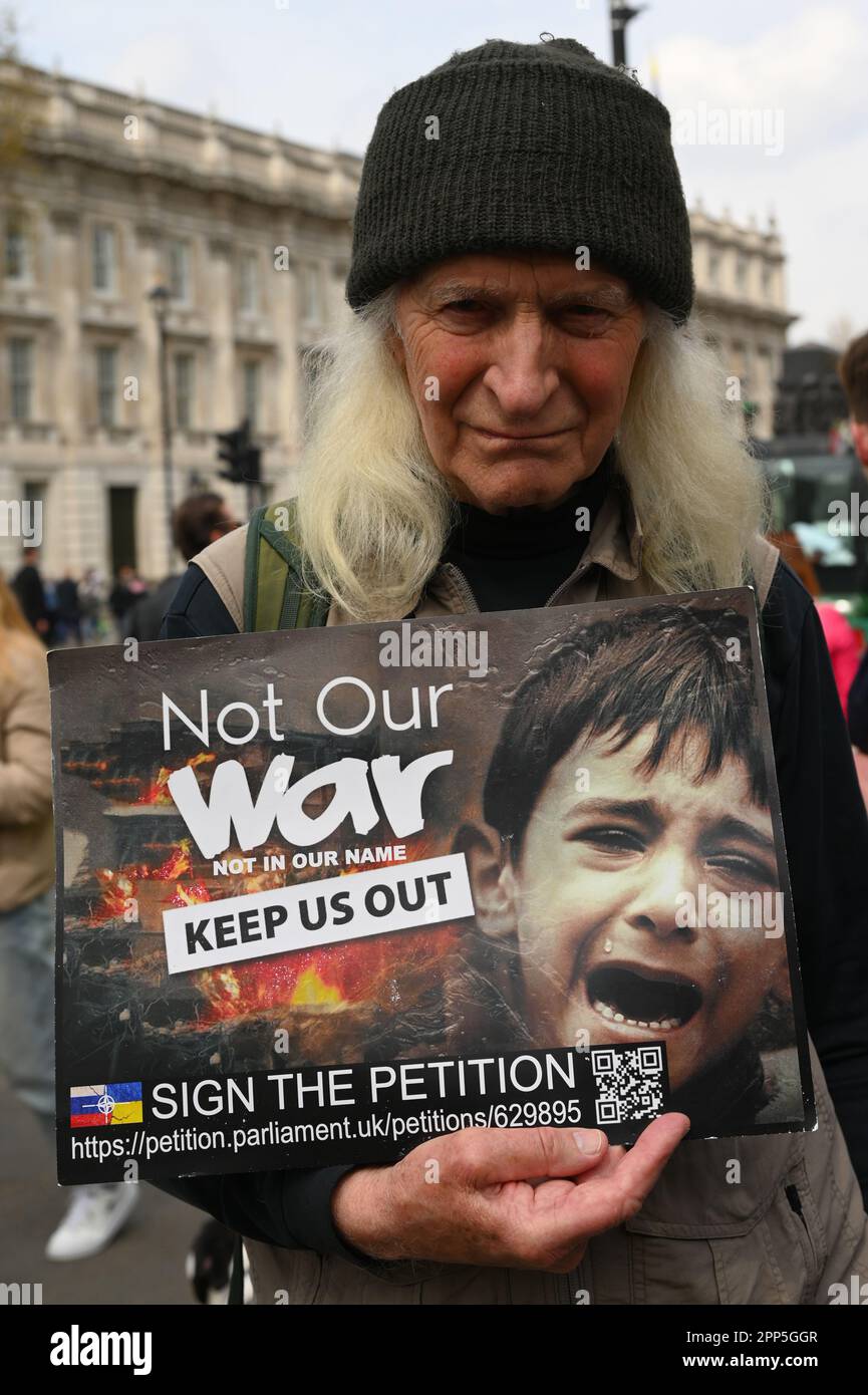 Downing Street, London, Großbritannien. 22. April 2023. Der britische Protest gegen die Finanzierung des Zelensky-Regimes durch die britische Regierung ist nicht unser Kampf gegen die Verwendung von Steuergeldern. "Keinen Penny mehr". Werden arme Briten sich entscheiden müssen, zu verhungern oder für Benzin und Miete zu zahlen? Und zehntausend Kinder in Großbritannien gehen hungrig zur Schule. DIE US-geführte NATO treibt die Kriegsprotestoren an und fordern, dass die britische Regierung aus der NATO aussteigt. Kredit: Siehe Li/Picture Capital/Alamy Live News Stockfoto