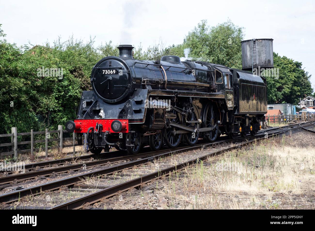 British Railways Standard Class 5MT 4-6-0 73069 in Dampf am Bahnhof Loughborough Heritage Line Stockfoto