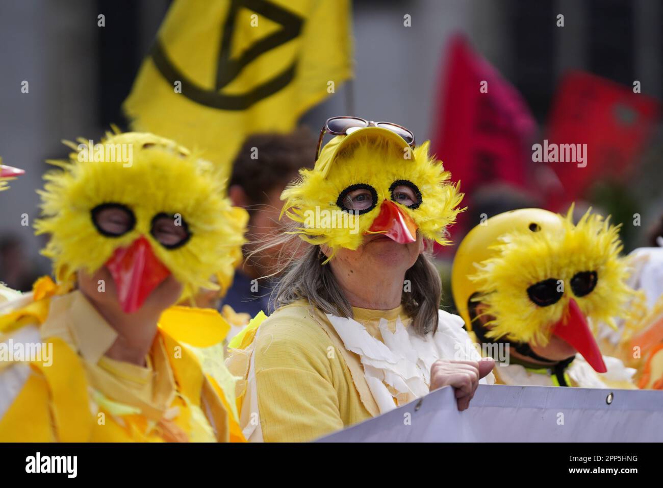 Die Demonstranten der Aussterbenden Rebellion nehmen an einer Kundgebung in London Teil, an dem zweiten Tag der viertägigen Aktion der Umweltaktionsgruppe, die sie "der große" genannt haben. Foto: Samstag, 22. April 2023. Stockfoto