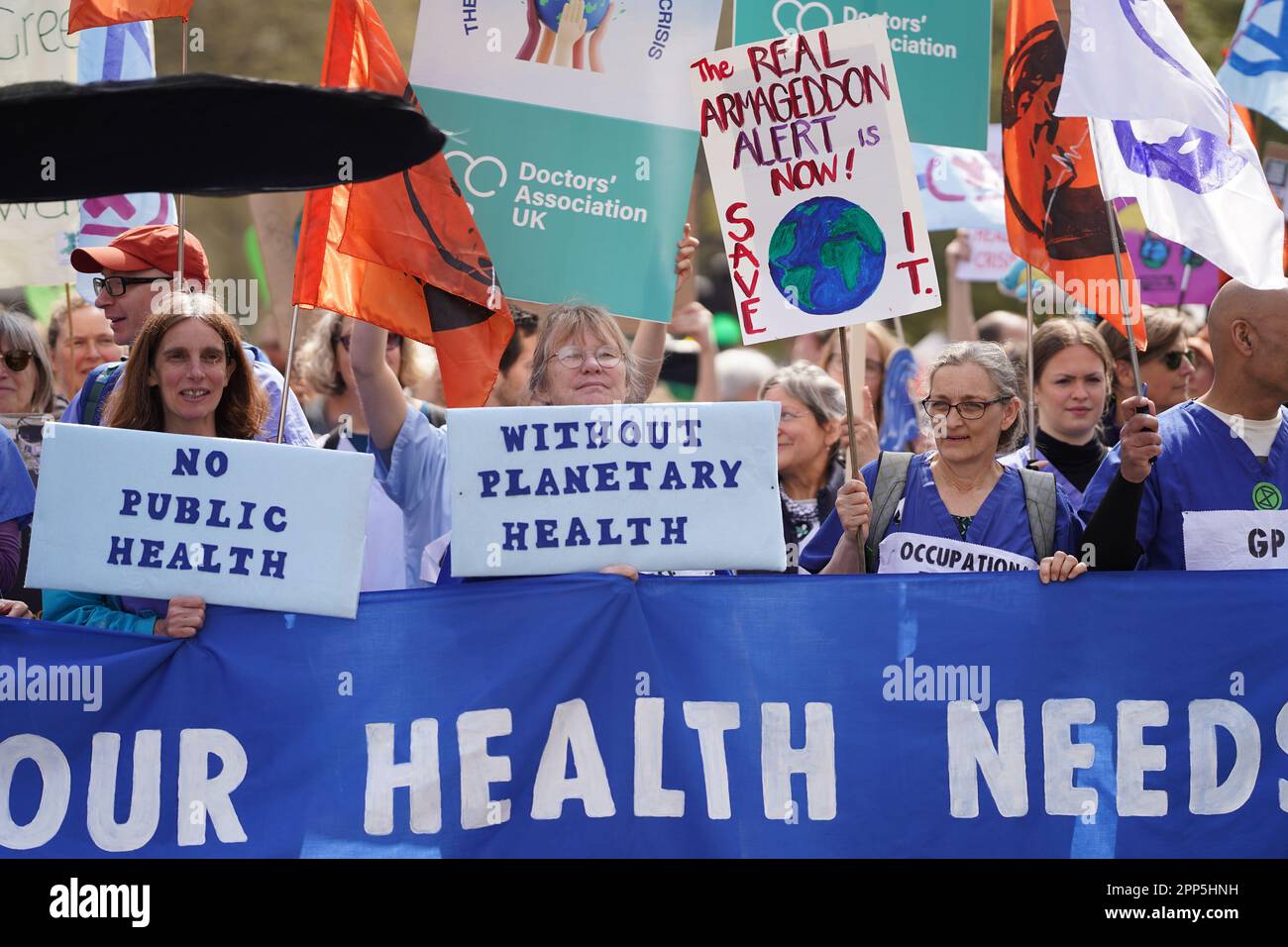 Die Demonstranten der Aussterbenden Rebellion nehmen an einer Kundgebung in London Teil, an dem zweiten Tag der viertägigen Aktion der Umweltaktionsgruppe, die sie "der große" genannt haben. Foto: Samstag, 22. April 2023. Stockfoto