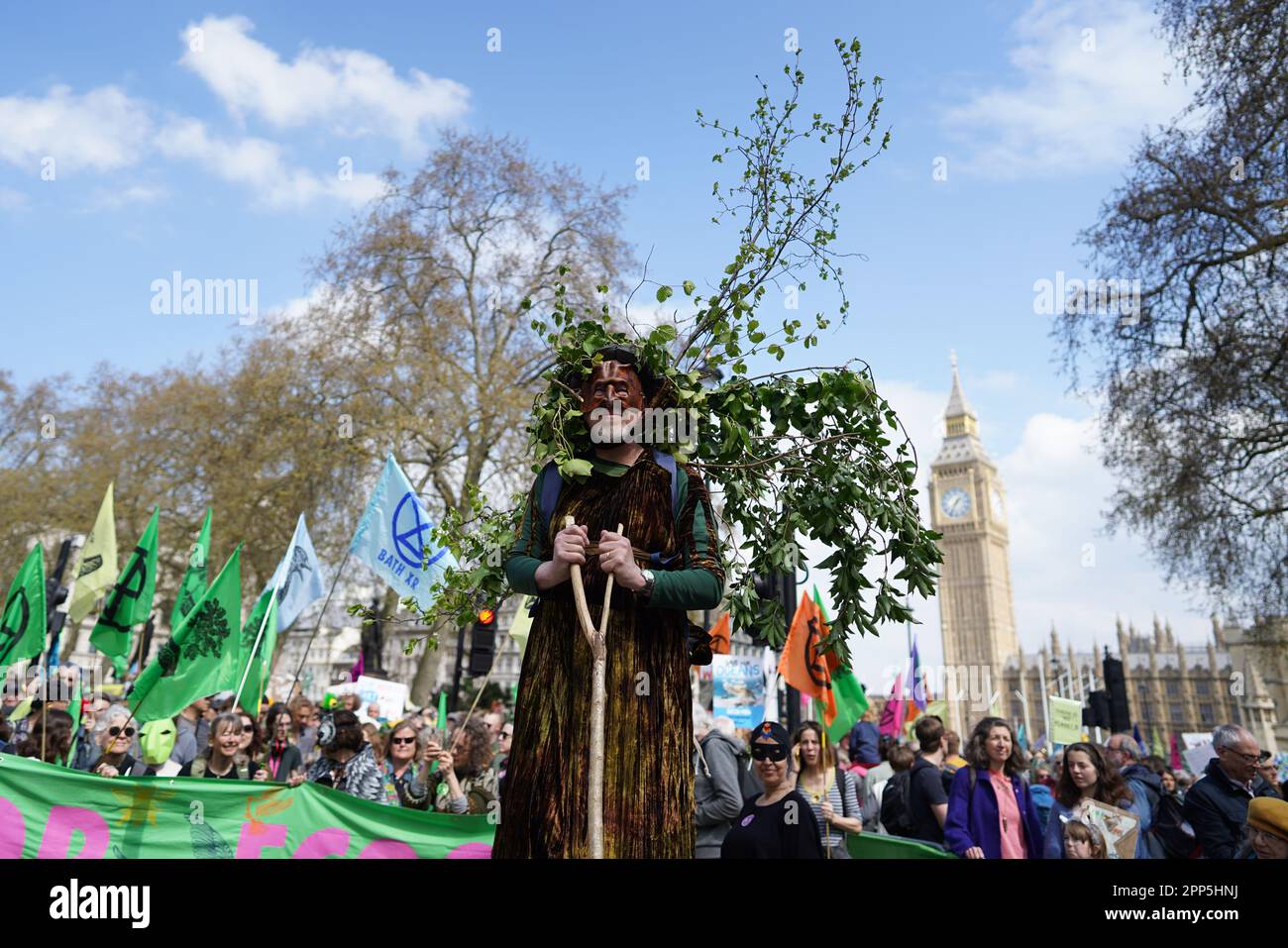 Die Demonstranten der Aussterbenden Rebellion nehmen an einer Kundgebung in London Teil, an dem zweiten Tag der viertägigen Aktion der Umweltaktionsgruppe, die sie "der große" genannt haben. Foto: Samstag, 22. April 2023. Stockfoto