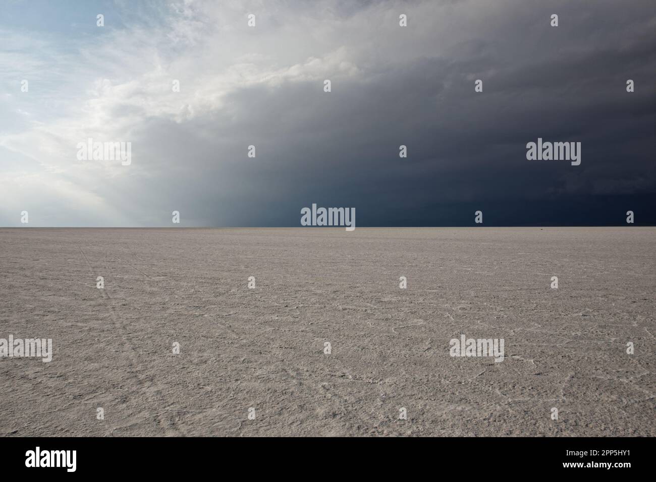 Ein Sturm auf den Salzebenen von Salar de Uyuni, Bolivien Stockfoto