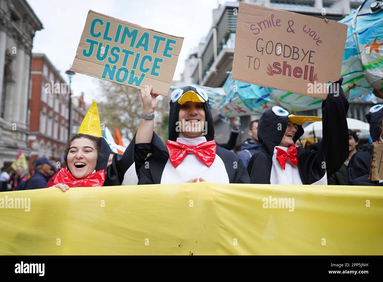 Die Demonstranten der Aussterbenden Rebellion nehmen an einer Kundgebung in London Teil, an dem zweiten Tag der viertägigen Aktion der Umweltaktionsgruppe, die sie "der große" genannt haben. Foto: Samstag, 22. April 2023. Stockfoto